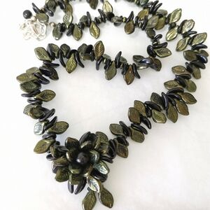 Czech Pressed Glass  green leaves necklace fire polished beads 🆕
